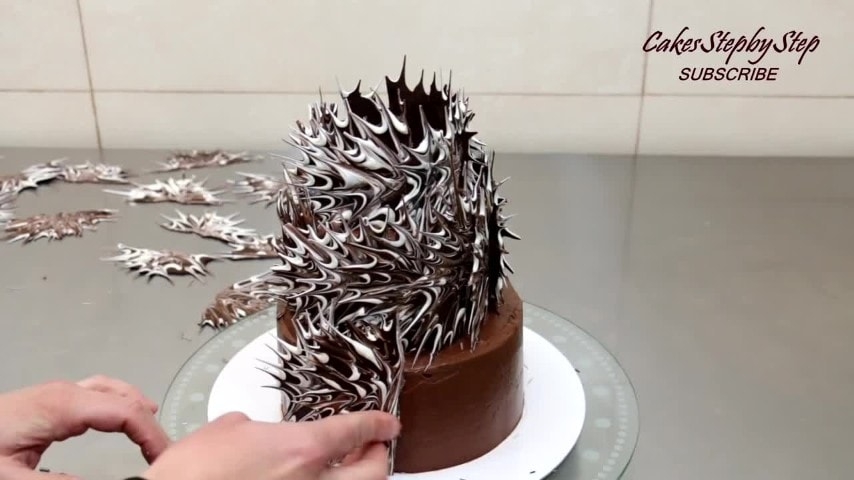 La decorazione con il cioccolato creativa per le torte
