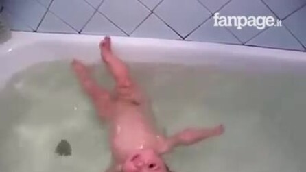 Pais colocam recém-nascida na banheira: ela faz algo muito fofo