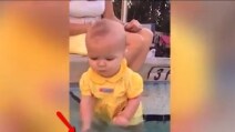 La bimba cade in piscina: il comportamento della madre fa discutere