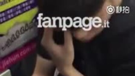 Cara enfia a mão debaixo da saia da moça: veja o que acontece no metro