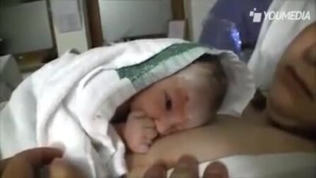 Pai conversa com o filho recém-nascido: veja como o pequeno "responde"