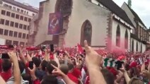 Migliaia di tifosi del Liverpool invadono Basilea cantando "You'll never walk alone"