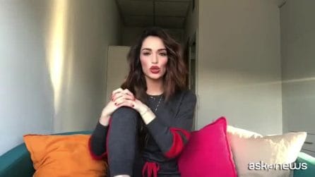 Lorella Boccia sorridente ed emozionata conduttrice di "Rivelo" su Real Time