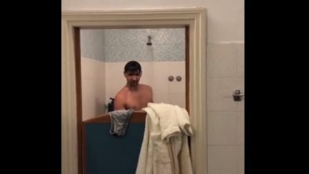 Giovanni Ciacci filma Raimondo Todaro sotto la doccia, la "vendetta" dopo Ballando con le stelle