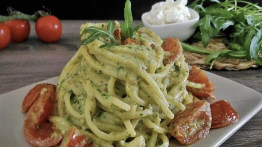 Spaghetti al pesto di rucola e pomodorini: un primo piatto veloce e ...