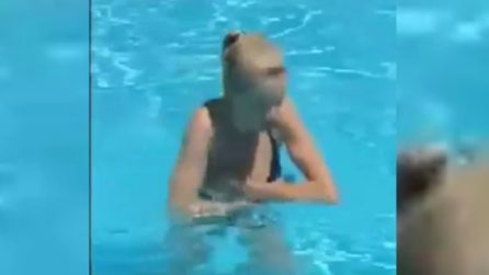 Il bikini della ragazza viene via: l'incidente imbarazzante in piscina
