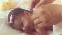 La meravigliosa bimba si gode il massaggio fatto dalla mamma