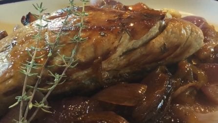 Filetto di maiale con cipolle rosse: provatelo così e ne rimarrete stupiti