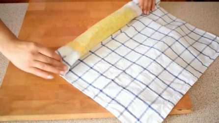 Avvolge il rotolo di frittata in uno strofinaccio: una ricetta davvero gustosa