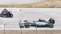 Mercedes di Hamilton vs Yamaha R1M: la sfida inedita
