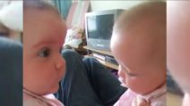 Una conversazione indecifrabile: mamma filma le sue tenerissime gemelline