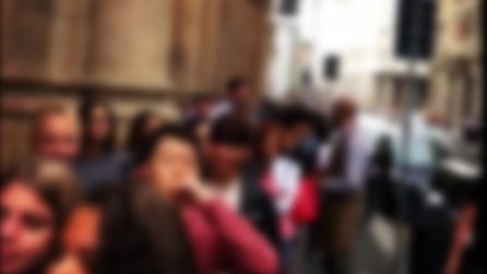 Apre Starbucks a Milano, una fila immensa per entrare nel nuovo locale