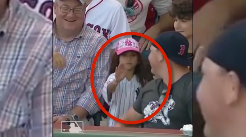 Bambina si avvicina a un uomo durante una partita di baseball: il suo ...