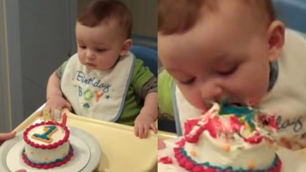 È il suo primo compleanno e lui ha un unico obiettivo: la torta