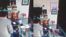La ciotola salta in aria lasciando incredulo il ragazzo: ecco l'assurdo motivo