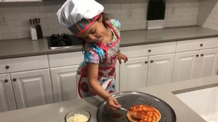 La cuoca più simpatica e tenera che ci sia, piatto del giorno: pizza