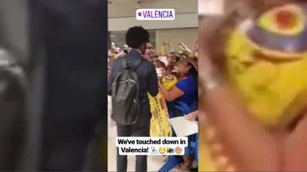 I giocatori della Juventus atterrano a Valencia e ricevono una grandissima accoglienza