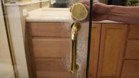 Il segreto per pulire le porte della doccia senza lasciare aloni