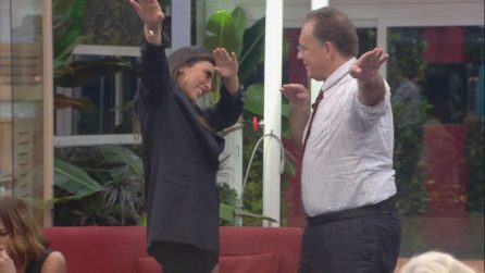 Giulia Salemi insegna il saluto esplosivo, il gesto flex e la danza Dab ad Alessandro Cecchi Paone