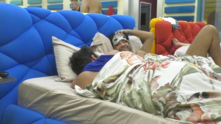 Grande Fratello VIP, Stefano Sala e Ivan Cattaneo nello stesso letto