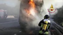 Roma, autoarticolato in fiamme sulla tratta A1: l'intervento dei Vigili del Fuoco