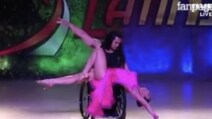 Il ballerino è sulla sedia a rotelle: insieme ballano la salsa e incantano tutti