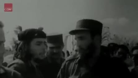 Fidel Castro parla con Che Guevara durante un appuntamento pubblico