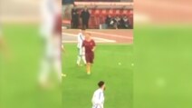 "Con il numero 10, in campo Francesco Totti": l'ingresso del capitano infiamma lo stadio