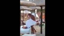 Sesso orale in spiaggia: turisti ubriachi danno scandalo