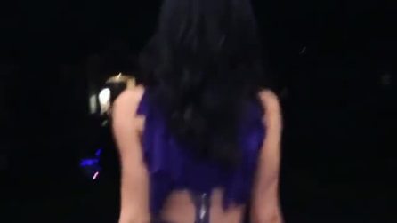 L'abito strappato di Kylie Jenner: la star rivela il lato b