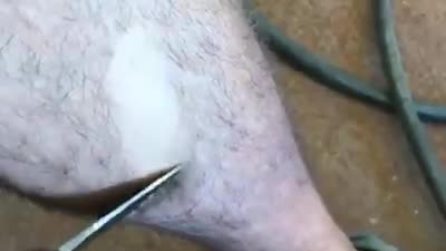 Si depila con un coltello: i peli vanno via velocemente