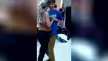 Credevano fosse troppo timido per ballare: il ragazzino inizia e lascia tutti a bocca aperta