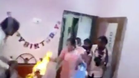 Paura durante il compleanno: i capelli del piccolo festeggiato prendono fuoco