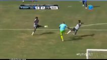 Il portiere prova il dribbling ma combina un pasticcio