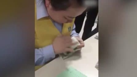 Più veloce della luce, la cassiera conta le banconote in modo sbalorditivo