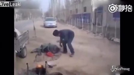 Mettono i chicchi di mais in un contenitore e lo fanno surriscaldare: pop-corn "esplosivi"