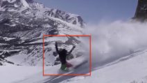 Sette "salti mortali" dopo la caduta: lo snowboard finisce malissimo per una 16enne