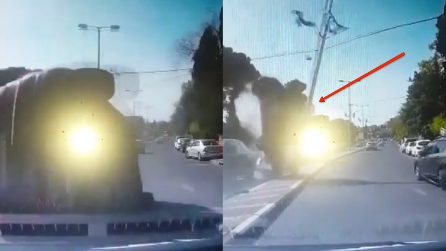 Quello che succede davanti ai suoi occhi è spaventoso: le immagini incredibili dell'incidente