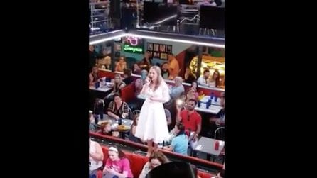 Una sposa in piedi nel ristorante affollato: la romantica dedica lascia tutti a bocca aperta