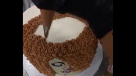 Aggiunge gli ultimi ritocchi e la torta è pronta: l'idea brillante