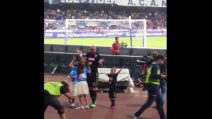 L'amore per il Napoli trasmesso da Reina ai figli: tutti a cantare "Un giorno all'improvviso" sotto la curva