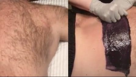 Applica la cera e strappa: il trattamento senza strisce depilatorie