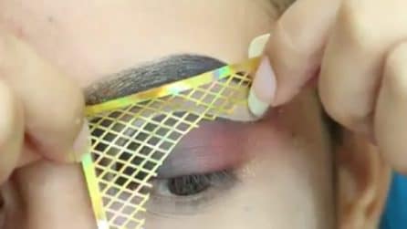 Appoggia una rete sull'occhio: il "trucchetto" per realizzare un makeup davvero unico