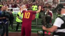 Totti si inchina alla curva: il saluto ai suoi tifosi