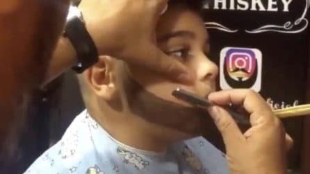 Gli disegna la barba: il nuovo look del bimbo