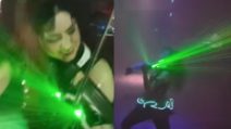 Il violino si illumina di verde: lo show spettacolare della violinista di Despacito