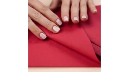 Piega il tovagliolo in modo particolare: la composizione a tavola per sistemare le posate