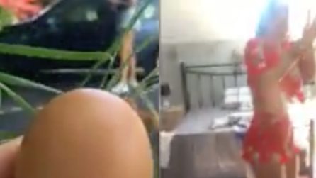 Le lancia un uovo addosso a sua insaputa: lo scherzo "cattivo" della sorella