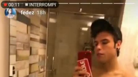Fedez si mostra senza tatuaggi