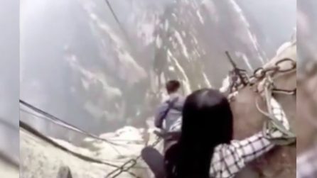 Cina, i turisti si filmano a un passo dal precipizio: il sentiero più pericoloso al mondo